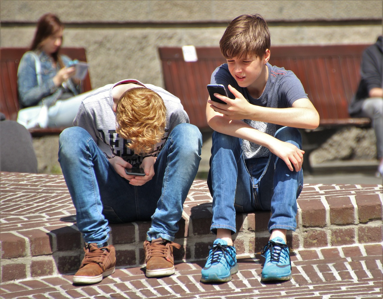 kids-on-phones